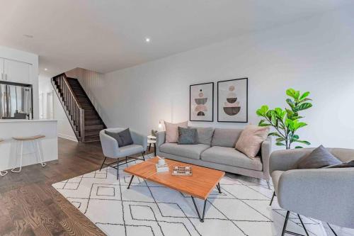 Home with 3 large ensuite close to Wonderland and airport