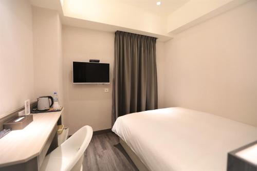 Postel nebo postele na pokoji v ubytování Chair Man Hotel