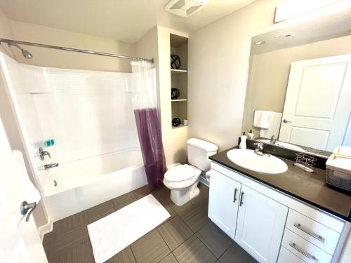 y baño con lavabo, aseo y ducha. en Luxury Residence Loft 3 Beds with Pool and Gym en Los Ángeles