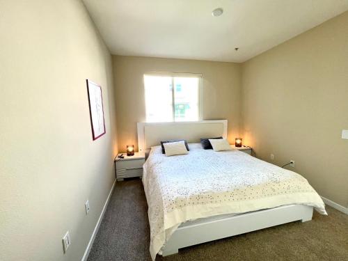 Luxury Residence Loft 3 Beds with Pool and Gym في لوس أنجلوس: غرفة نوم مع سرير مع مواقف ليلتين ونافذة