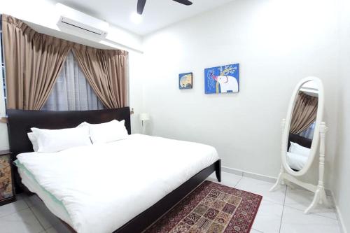 - une chambre avec un lit blanc et un miroir dans l'établissement The Penggawa Homestay - 3 comfortable bedrooms, à Johor Bahru