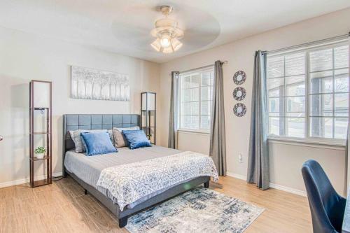 Un dormitorio con una cama con almohadas azules. en My Cozy Duplex A in the Heart of West Side en El Paso