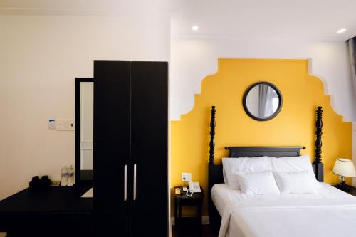 um quarto com uma cama grande e um espelho em The Fancy House em Quy Nhon
