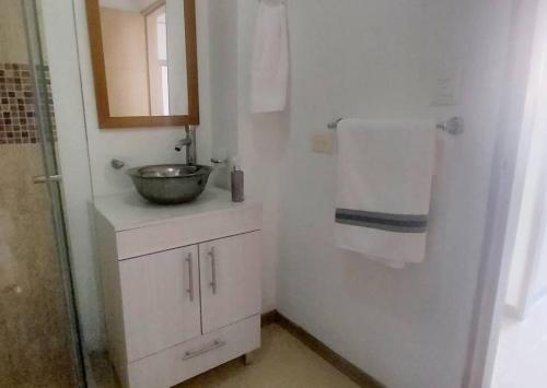 y baño blanco con lavabo y ducha. en 3 Habitaciones, hermoso apartamento, exelente ubicacion en el sur de Cali, en Cali
