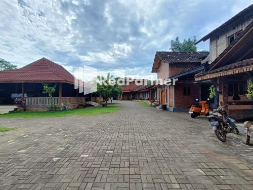 a motorcycle parked in the middle of a street at Jogo Segoro Homestay Mitra RedDoorz near Pantai Sundak Gunungkidul in Ngandong