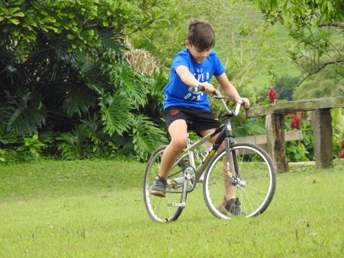 um rapaz a andar de bicicleta na relva em Mágica Casa en el Campo - Ícono de La Cumbre em La Cumbre