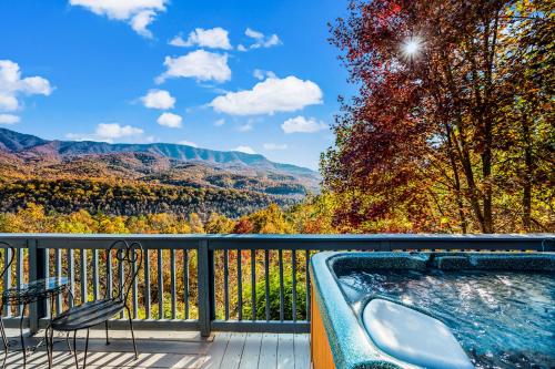 bañera de hidromasaje en una terraza con vistas a las montañas en Barenberg Cabin - Secluded Unobstructed Panoramic Smoky Mountains View with Two Master Suites, Loft Game Room, and Hot Tub en Gatlinburg