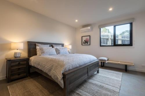 Un dormitorio con una cama grande y una ventana en Brooklands Apartments, en Healesville