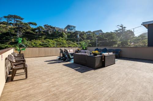 a patio with chairs and a table on a roof at Sailor Jack Oceanfront Motel in Lincoln City
