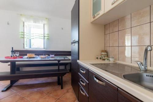 - une cuisine avec un évier et un comptoir dans l'établissement Holiday home Branko-large terrace, à Postira