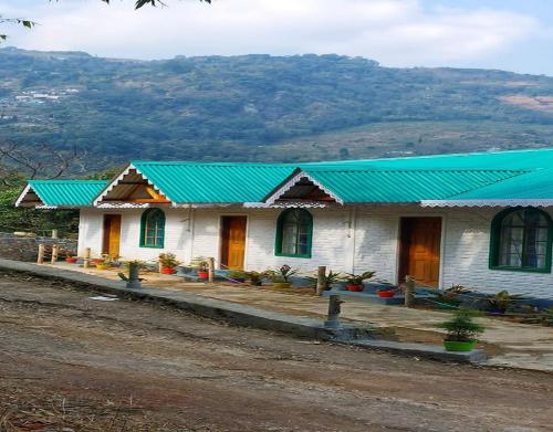 Pemandangan gunung umum atau pemandangan gunung yang diambil dari penginapan di ladang
