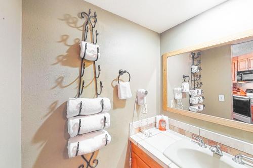 bagno con lavandino, specchio e asciugamani di Iron Horse Hideaway a Winter Park