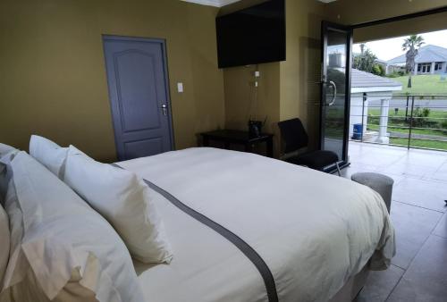 سرير أو أسرّة في غرفة في Fountain Beach House -Ikhaya Loluntu