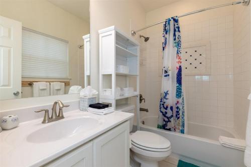 La salle de bains est pourvue d'un lavabo, de toilettes et d'une douche. dans l'établissement Mermaid Bay, à Rockport