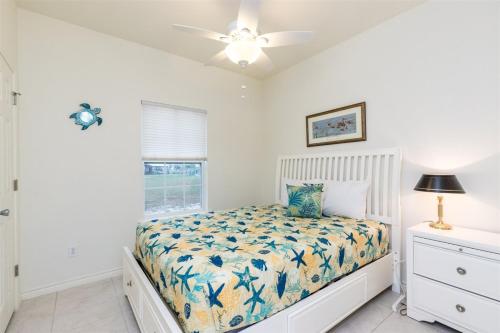 - une chambre avec un lit et un ventilateur de plafond dans l'établissement Mermaid Bay, à Rockport