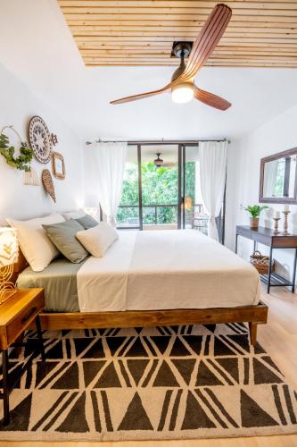 a bedroom with a bed and a ceiling fan at Sohana Lifestyle Apartment I Leeven's Home I Kona in Kailua-Kona