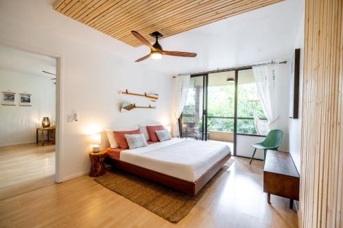 a bedroom with a bed and a ceiling fan at Sohana Lifestyle Apartment I Leeven's Home I Kona in Kailua-Kona