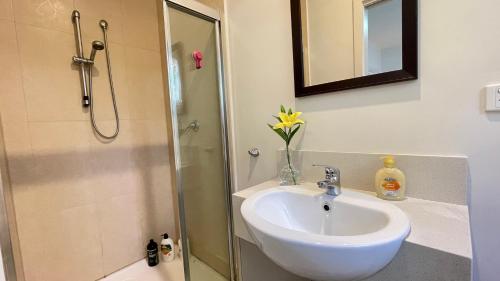 a bathroom with a sink and a shower at Spacious Villa Holiday Staycation in Canterbury East of Melbourne in Balwyn