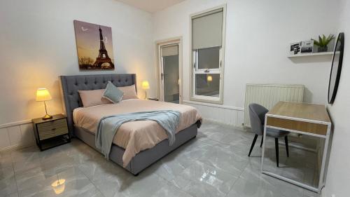 a bedroom with a bed and a desk and a deskablish at Spacious Villa Holiday Staycation in Canterbury East of Melbourne in Balwyn