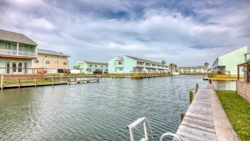 un canal con casas y un muelle en The Salty Aloha, en Rockport