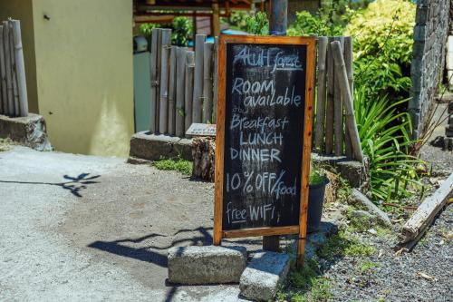 珀尼达岛艾杜森林小屋旅馆的坐在大楼前的黑板标志
