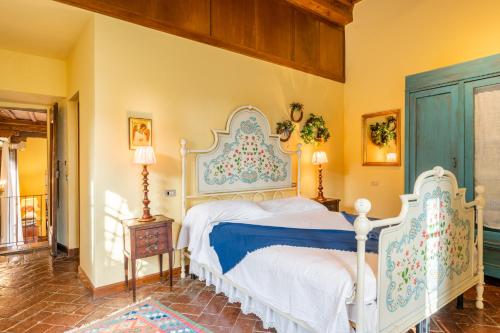 a bedroom with a white bed in a room at Villa Rita in Vicopisano