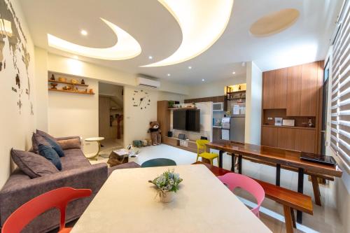 ein Wohnzimmer mit einem Sofa und einem Tisch in der Unterkunft 咫尺民宿 in Wujie