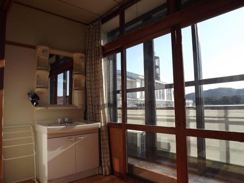 伊勢市にある海辺のゲストハウスーぽかぽか村ーのバスルーム(シンク、大きな窓付)