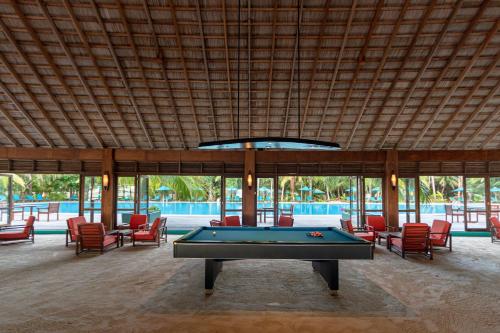 Bazén v ubytování Canareef Resort Maldives nebo v jeho okolí
