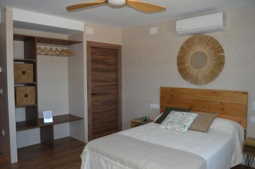 una camera da letto con un letto e un ventilatore a soffitto di Casa Rural Finca Bella a San Clemente