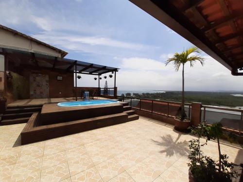 un patio con piscina in una casa di Sunset Marambaia a Rio de Janeiro