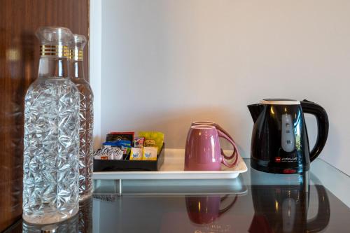 Příslušenství pro přípravu čaje a kávy v ubytování Revathi Resorts