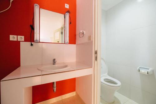 a bathroom with a sink and a toilet at RedDoorz at Kawaii Apartment Jimbaran in Balian
