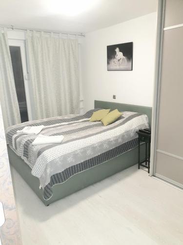 Llit o llits en una habitació de apartman oli