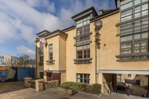un gran edificio de ladrillo con ventanas y balcones en Next to the Palace and Royal Mile with parking, en Edimburgo