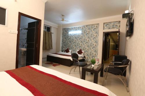 Μια τηλεόραση ή/και κέντρο ψυχαγωγίας στο Hotel Nexus l Hotels In Charbagh Lucknow