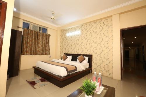 Ένα ή περισσότερα κρεβάτια σε δωμάτιο στο Hotel Nexus l Hotels In Charbagh Lucknow