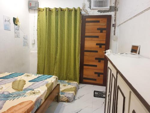 Habitación con 2 camas y cortina verde en Anikas vacation home, en Corón
