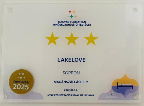 a star rating for a fakerolet sign with five stars at LakeLove Házikó Sopron- Erdő és tópart mellett in Sopron