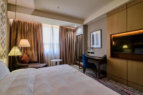  Radisson BLU Hotel Yerevan -  Room  picture :   Minibar    Shower    Safety deposit box                           