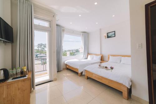 A bed or beds in a room at Khách sạn Thanh Thùy Đà Lạt