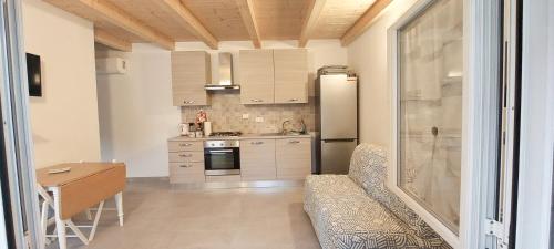 - une cuisine avec un canapé et une table dans une chambre dans l'établissement La casa di Francesco, à Marina di Pisa
