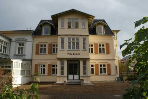 une maison blanche avec un toit noir dans l'établissement Ledwig, Villa Emmi, à Heringsdorf