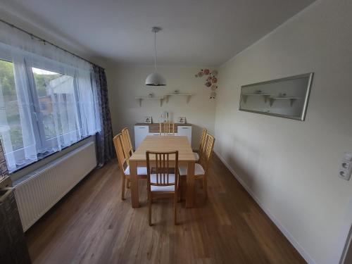 comedor con mesa y sillas en Ferienwohnung Wenzel, en Hilders