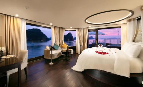 - une chambre avec un lit et une grande fenêtre dans l'établissement Hermes Cruises, à Hạ Long