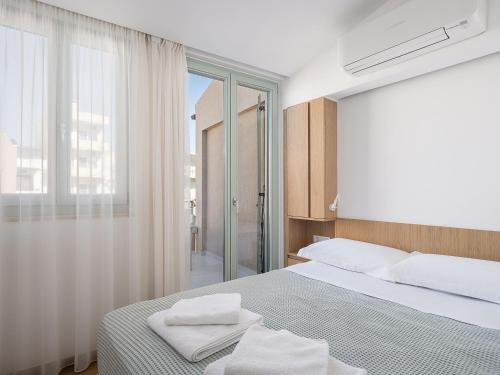 Postel nebo postele na pokoji v ubytování Mythodea Luxury Suites
