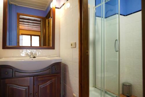 y baño con lavabo y ducha. en Gra de fajol, en Girona