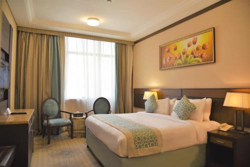 Una cama o camas en una habitación de Afraa Hotel Al Aziziya