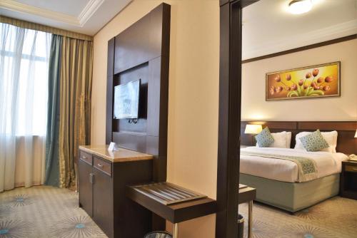Una cama o camas en una habitación de Afraa Hotel Al Aziziya