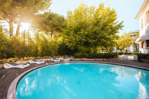Bazén v ubytování Hotel De La Ville nebo v jeho okolí